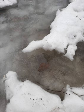 Buzlar çözülsün. Kar eriyor. Çimlerin üzerinde sulu ve sulu