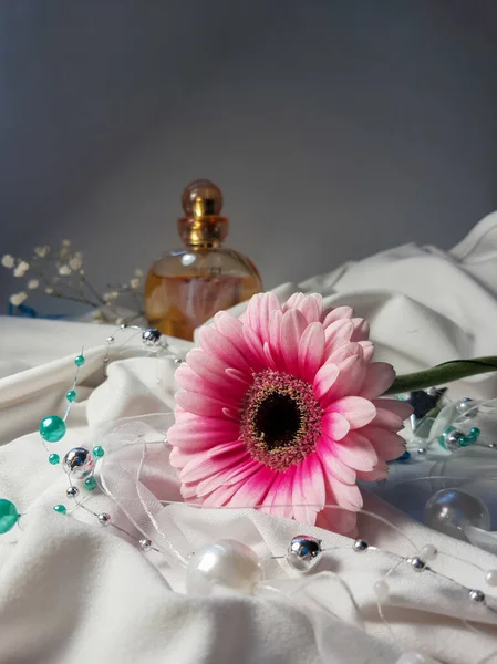 Gerbera, çingene, parfüm, dalgalı malzemeler üzerine dekorasyon.