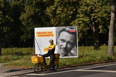 Duesseldorf, Almanya - 02 Eylül 2021: Alman federal seçimlerinin afişleri ve afişleri. Poster. FDP poster geçmişindeki postacı.