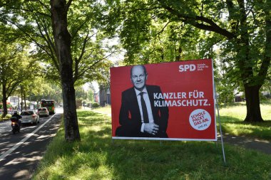 Duesseldorf, Almanya - 02 Eylül 2021: Alman federal seçimlerinin afişleri ve afişleri. Poster.Olaf Scholz.SPD