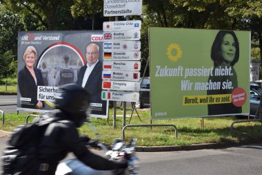 Duesseldorf, Almanya - 02 Eylül 2021: Federal seçimler için reklam afişleri ve afişler. Poster. CDU Sylvia Pantel. Rainer Wendt. Alliance 90 Yeşiller. Annalena Baerbock.