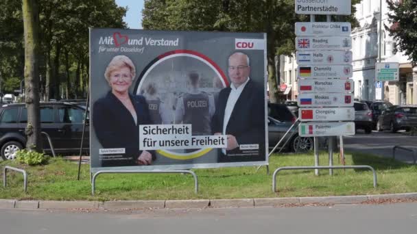 Duesseldorf, Γερμανία - 2 Σεπτεμβρίου 2021: Διαφημιστικές αφίσες και πανό για τις γερμανικές ομοσπονδιακές εκλογές. Αφίσα. — Αρχείο Βίντεο