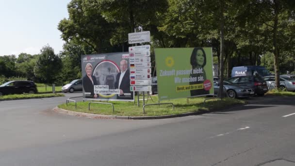 Дюссельдорф, Германия - 02 сентября 2021 года: Рекламные плакаты и агитаторы на федеральных выборах в Германии. Плакат. — стоковое видео