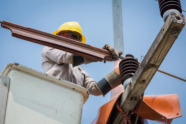 Elettricisti riparazione filo della linea elettrica su energia elettrica — Foto Stock