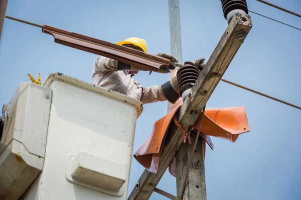 Elektrikçi elektrik güç hatta telden onarma 