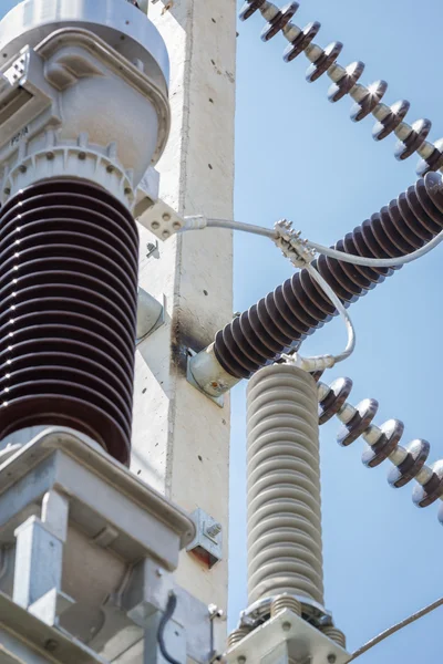 Otomatik voltaj regülatörü elektrik sisteminin parçası