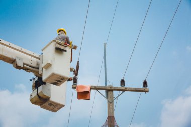 Elektrikçi elektrik güç hatta telden onarma 