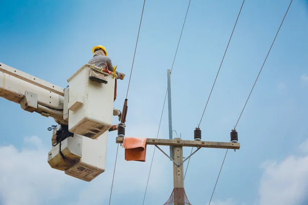 Elektrikçi elektrik güç hatta telden onarma 