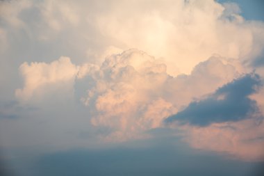 günbatımı turuncu bulut gökyüzü.