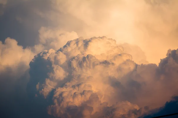 オレンジ色の雲の夕焼け空. — ストック写真