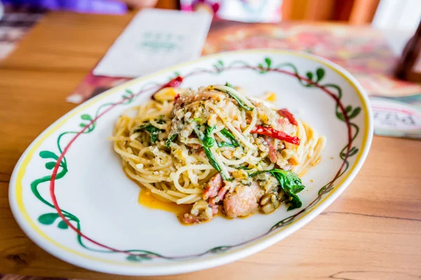 Пряная свинина со спагетти с чили и базиликом — стоковое фото