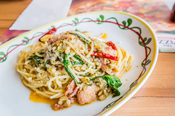 Spaghetti di maiale piccanti con peperoncino e basilico — Foto Stock