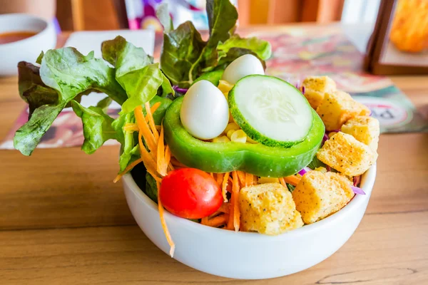 Bisküvi ve bıldırcın yumurtası ile taze organik bahçe salatası — Stok fotoğraf