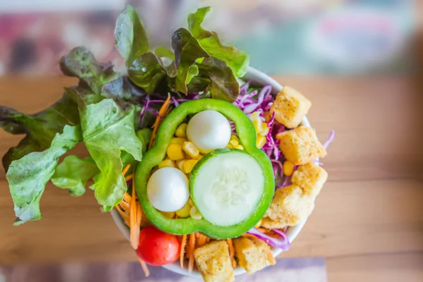 Bisküvi ve bıldırcın yumurtası ile taze organik bahçe salatası — Stok fotoğraf
