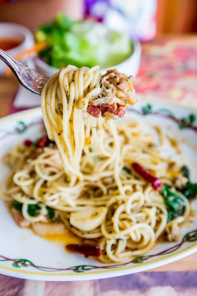 Insalata da giardino biologica fresca con biscotti e uova di quaglia — Foto Stock