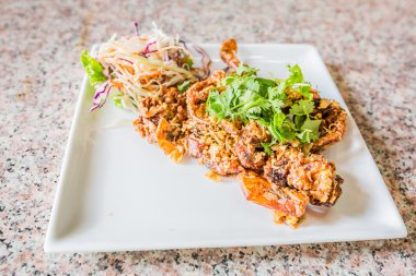 çıtır catfish yeşil mango ve taze sebze salatası