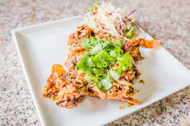 çıtır catfish yeşil mango ve taze sebze salatası