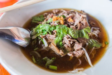 Tay şehriye küçük satır et ve sebze ile.