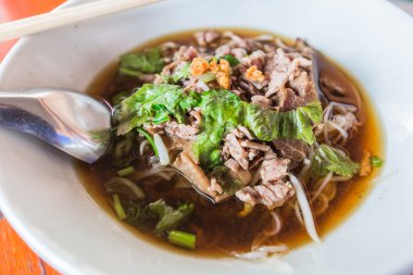 Tay şehriye küçük satır et ve sebze ile.