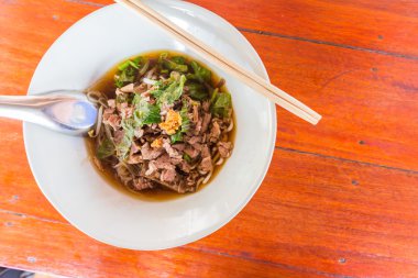 Tay şehriye küçük satır et ve sebze ile.