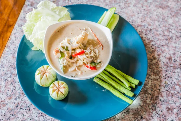 Gezouten krab in kokosmelk geserveerd met verse groenten, Lon Phu — Stockfoto