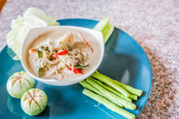 Соленый краб в кокосовом молоке подается со свежими овощами, Lon Phu — стоковое фото