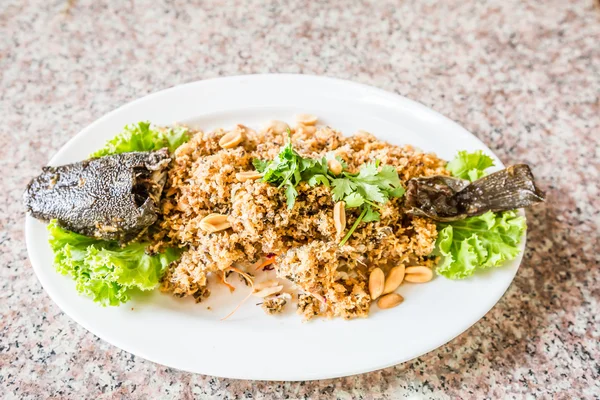 Salada de peixe-gato crocante com manga verde e legumes frescos — Fotografia de Stock