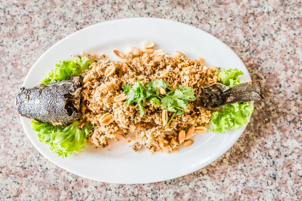Salada de peixe-gato crocante com manga verde e legumes frescos — Fotografia de Stock