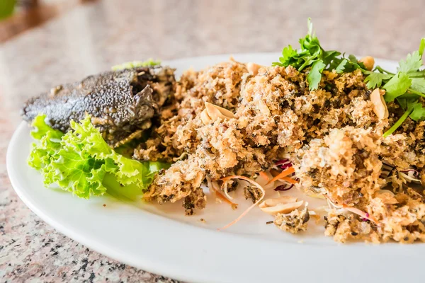 Salade de poisson-chat croustillante à la mangue verte et aux légumes frais — Photo