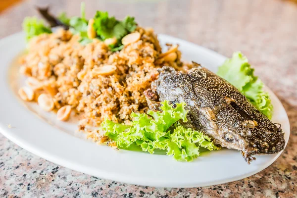 Salada de peixe-gato crocante com manga verde e legumes frescos — Fotografia de Stock