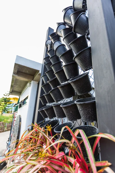 Lege zwarte plastic pot voor siergewassen — Stockfoto