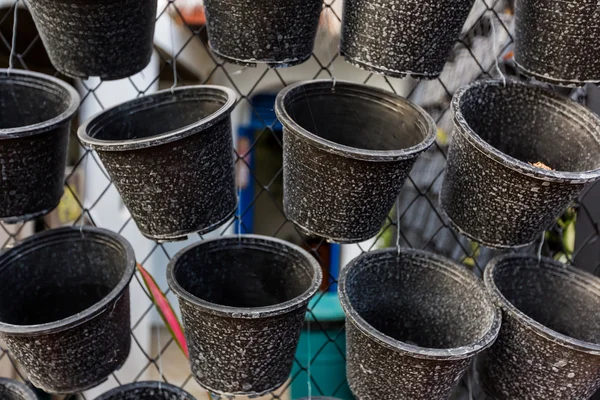 Lege zwarte plastic pot voor siergewassen — Stockfoto