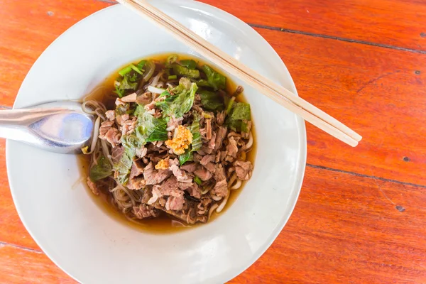 Thai Noodle piccola linea con carne e verdura . — Foto Stock