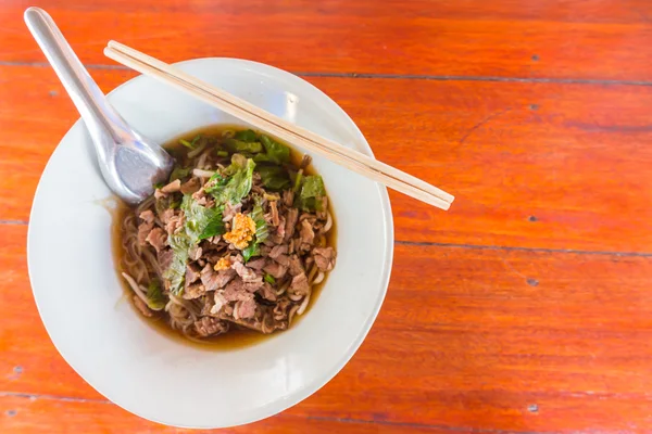 Fideos tailandeses pequeña línea con carne y verduras . — Foto de Stock