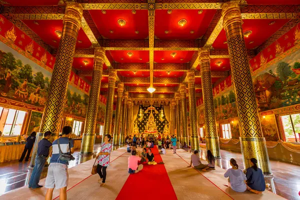 LOEI, TAILANDIA-JUNIO 28: Buda de Oro en el Templo Neramit Wipatsana — Foto de Stock