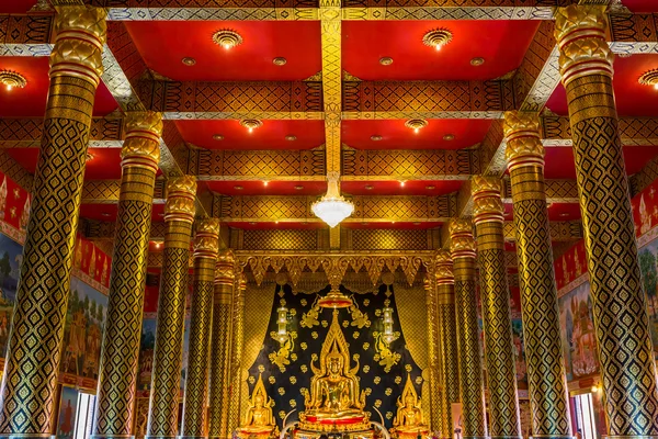 Buda de ouro em Wat Neramit Wipatsana, província de Loei, Tailândia — Fotografia de Stock