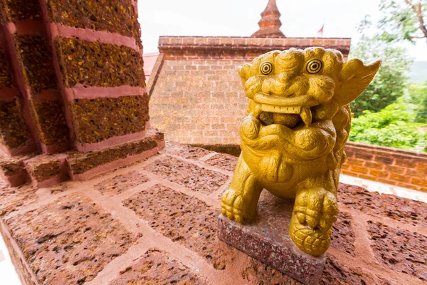 Decoração de estátua de leão dourado no templo — Fotografia de Stock