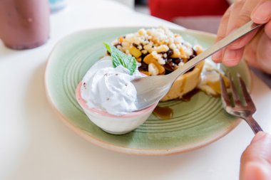 Elmalı kek ile krem şanti