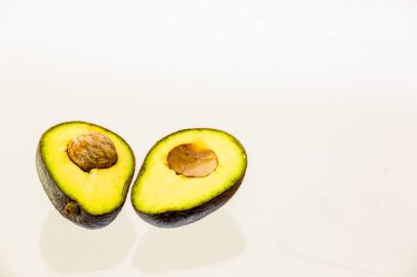 Beyaz arkaplanda izole edilmiş taze avokado