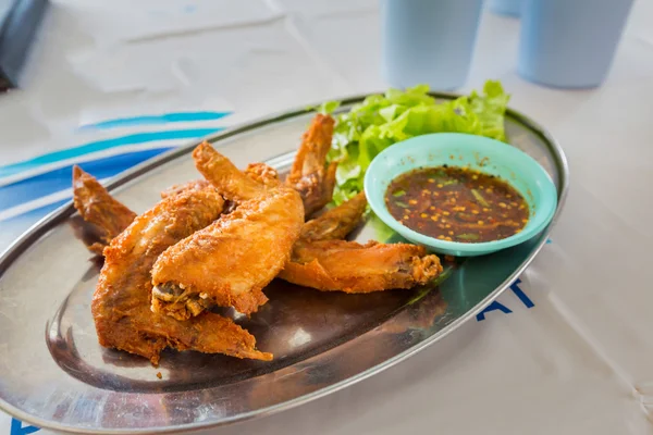 Asas de frango com molho picante, estilo tailandês . — Fotografia de Stock