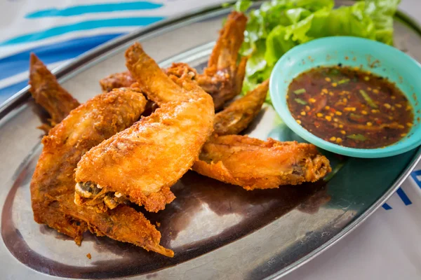 Sayap ayam dengan saus pedas, gaya Thailand . — Stok Foto