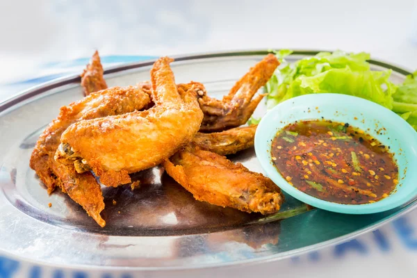 Asas de frango com molho picante, estilo tailandês . — Fotografia de Stock
