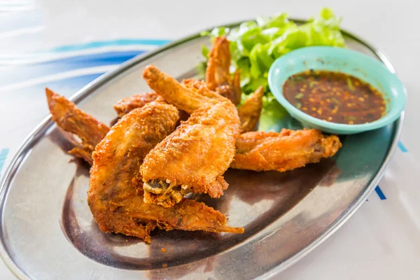 Asas de frango com molho picante, estilo tailandês . — Fotografia de Stock