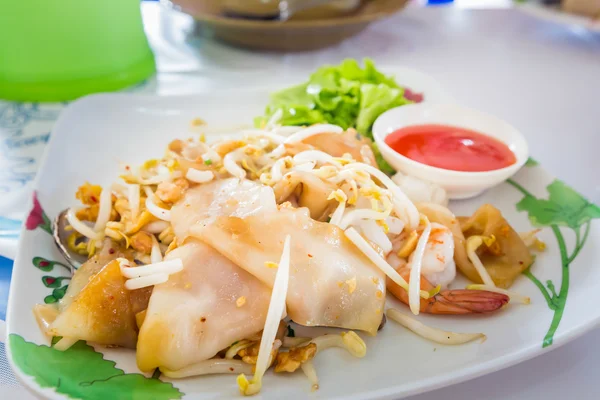 चिकन और चिली सॉस के साथ फ्राइड नूडल्स, थाई भोजन — स्टॉक फ़ोटो, इमेज