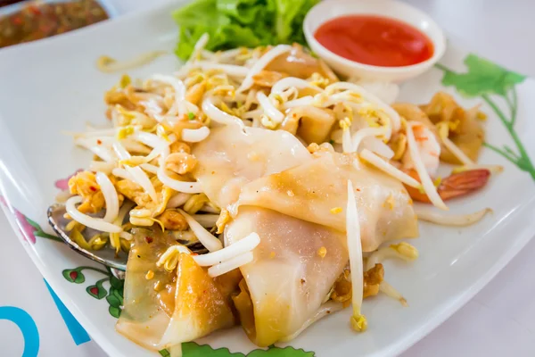 Fried Noodle ile tavuk ve kırmızı biber sosu, Tayland gıda — Stok fotoğraf