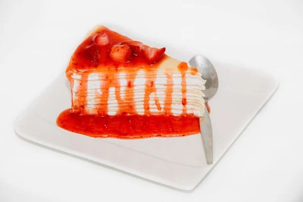 Çilek soslu krep pasta üzerine beyaz izole. — Stok fotoğraf