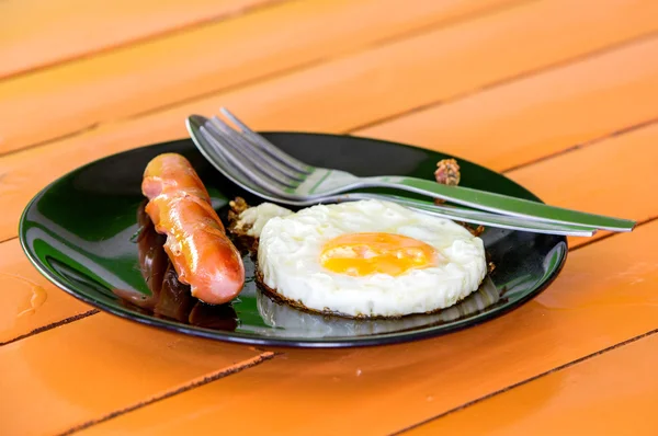 Gebakken eieren met hotdog, ontbijt voor kinderen. — Stockfoto