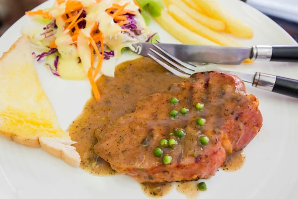 Beyaz tabak, dallas steak jambon ızgara biftek.