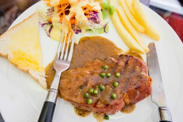 Gegrilde steak ham op witte schotel, dallas biefstuk. — Stockfoto