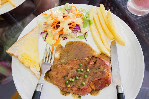 Presunto grelhado no prato branco, bife de dallas . — Fotografia de Stock